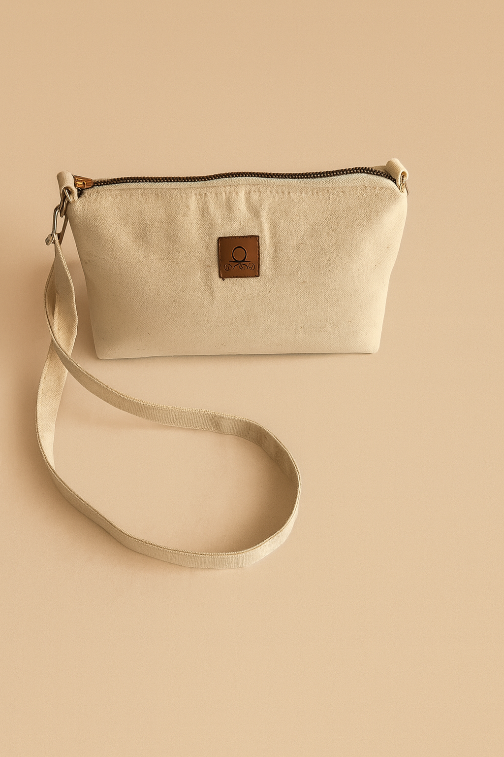 Siyah Minimal Kumaş Çapraz Çanta – Şık, Hafif ve Kullanışlı