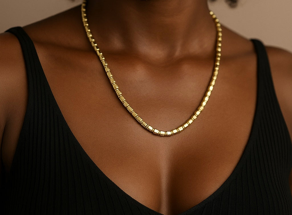 Altın Renk Küp Boncuk Kolye – Zarif ve Modern Tasarım